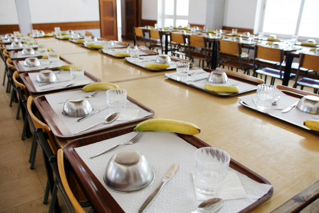Dimoba presta el servicio de monitores de comedor en tres centros escolares de la Junta en Sevilla